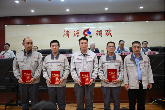 （公眾號(hào)）濟(jì)源鋼鐵召開2025濟(jì)鋼工匠命名表彰大會(huì)304.png